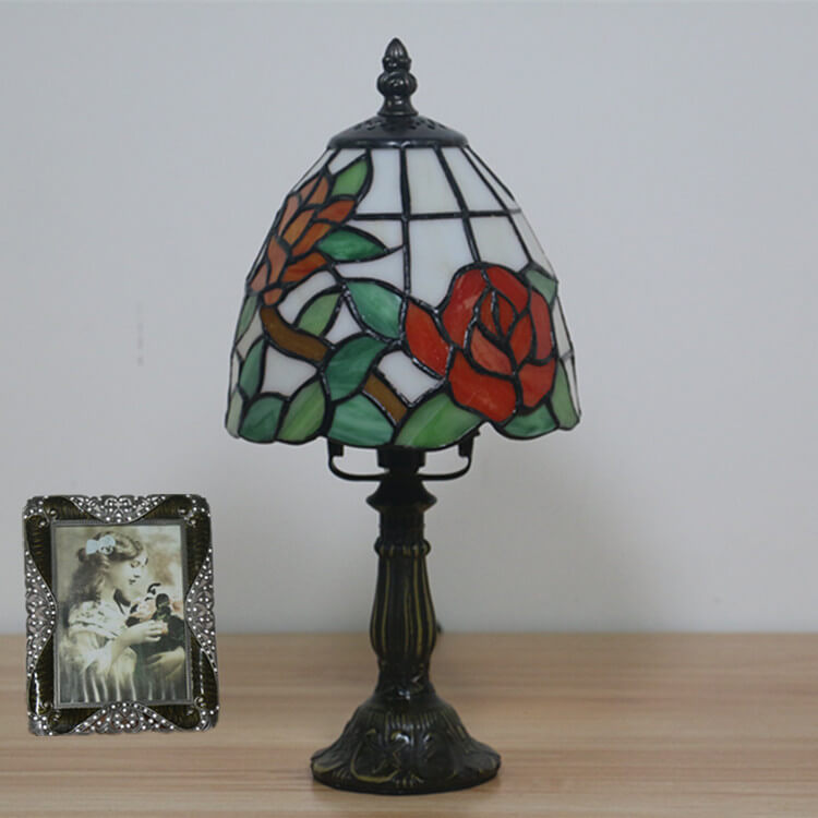 Lámpara de mesa Tiffany tradicional redonda de aleación y vidrio con pantalla cónica tipo domo de 1 luz para dormitorio 