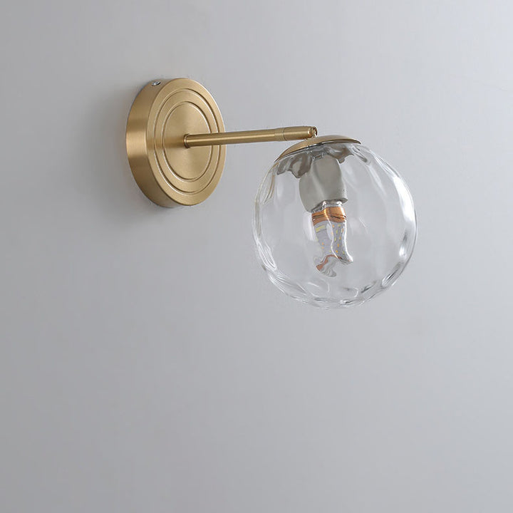 Aplique de pared de 1 luz con esfera de vidrio de lujo moderno y base de cobre para dormitorio 