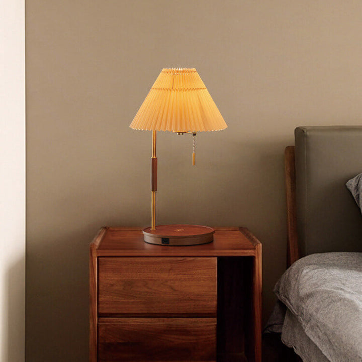 Lámpara de Mesa de 1 Luz con Base Redonda de Madera de Nogal y Pantalla Plegada Moderna 