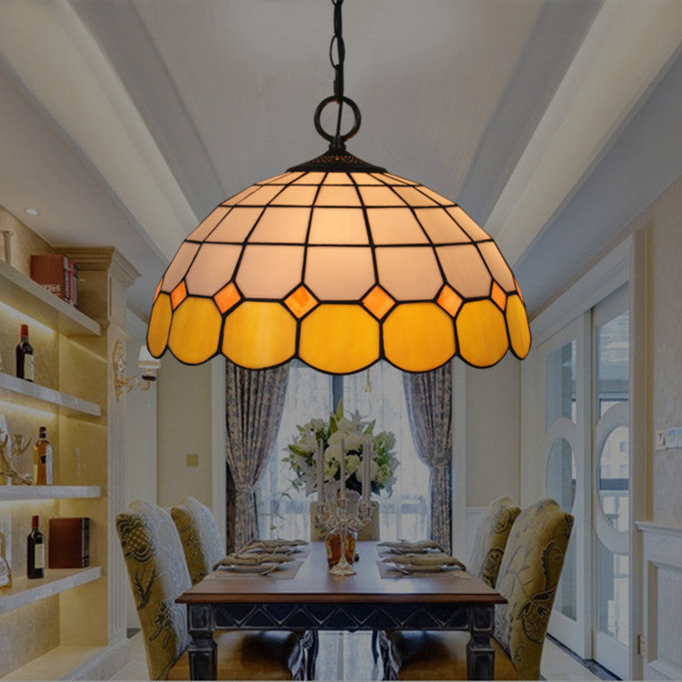 Traditionelle 3-flammige Tiffany-Pendelleuchte mit Eisenkuppel und Buntglas in Edelsteinoptik für das Wohnzimmer 