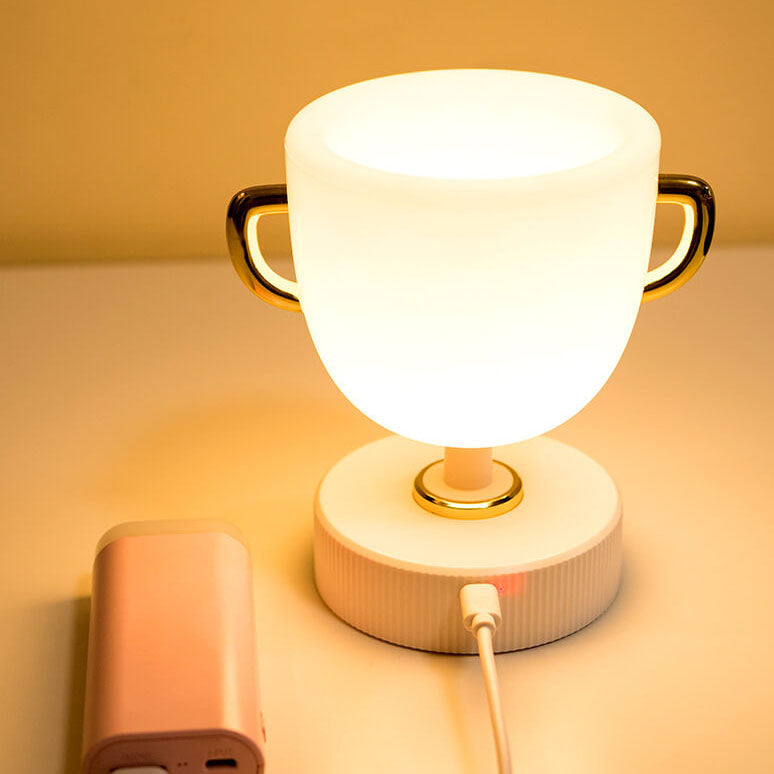 Kreative Trophäenbecher LED Nachtlicht USB Tischlampe 