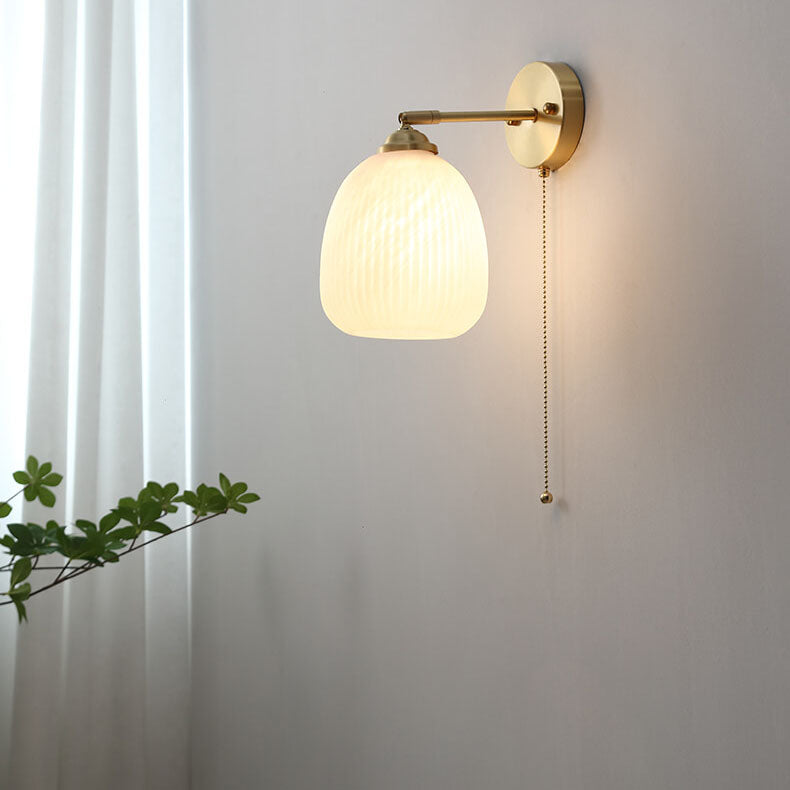 Zeitgenössische nordische Wandlampe mit Zugschalter, 1-flammig, aus weiß gestreiftem Glas und Messing, für das Schlafzimmer 