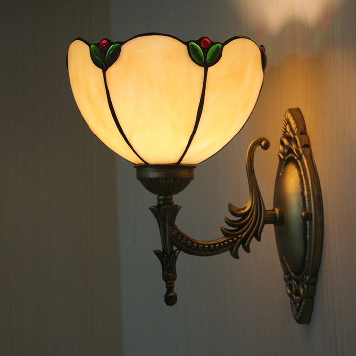 Traditionelle 1-flammige Tiffany-Wandleuchte mit schalenförmigem Schirm aus milchgelbem Glas mit Edelsteinoptik für das Wohnzimmer 