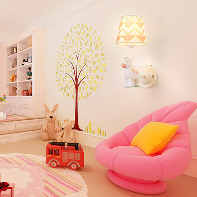Zeitgenössische kreative Cartoon Harz Einhorn Stoff Schatten 1-Licht Kinder Wandleuchte Lampe für Schlafzimmer 