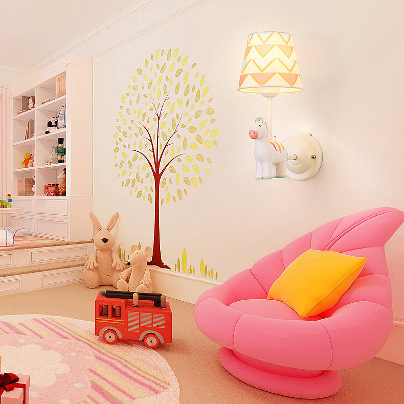 Zeitgenössische kreative Cartoon Harz Einhorn Stoff Schatten 1-Licht Kinder Wandleuchte Lampe für Schlafzimmer 