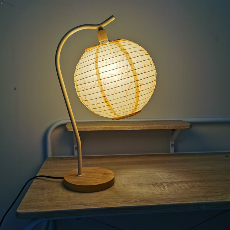 Europäische minimalistische plissierte 1-flammige Tischlampe aus Massivholz 