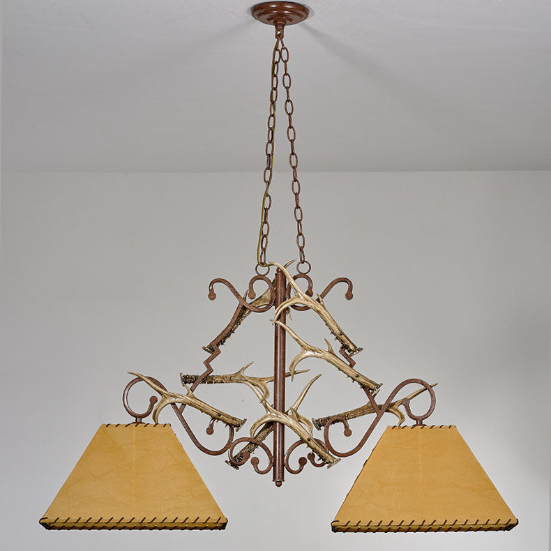 Traditioneller Vintage-2-flammiger Kronleuchter aus Kunstharz in Geweih-Optik mit Lampenschirmen in Lammfell-Optik für das Esszimmer 