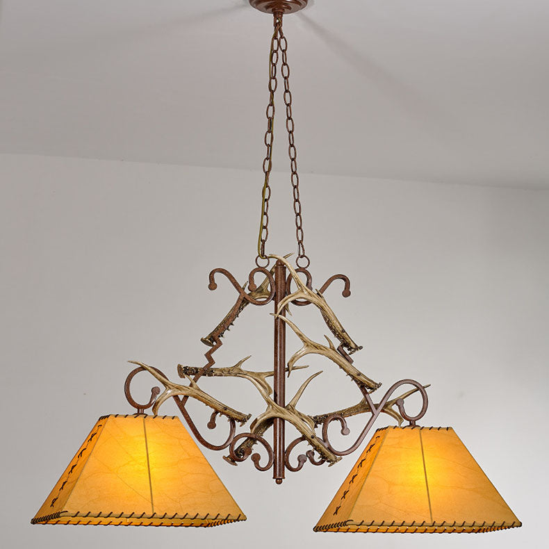 Traditioneller Vintage-2-flammiger Kronleuchter aus Kunstharz in Geweih-Optik mit Lampenschirmen in Lammfell-Optik für das Esszimmer 