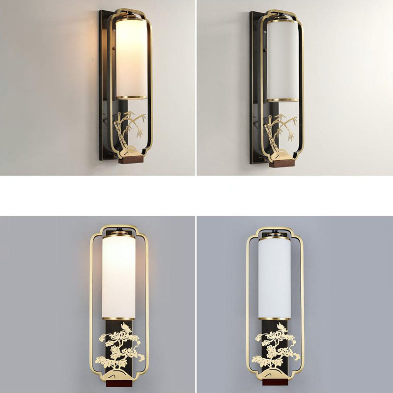Traditionelle chinesische geschnitzte Kupferrahmen-Milchglas-Zylinder-Schirm 1-Licht-Wandleuchte für Wohnzimmer 