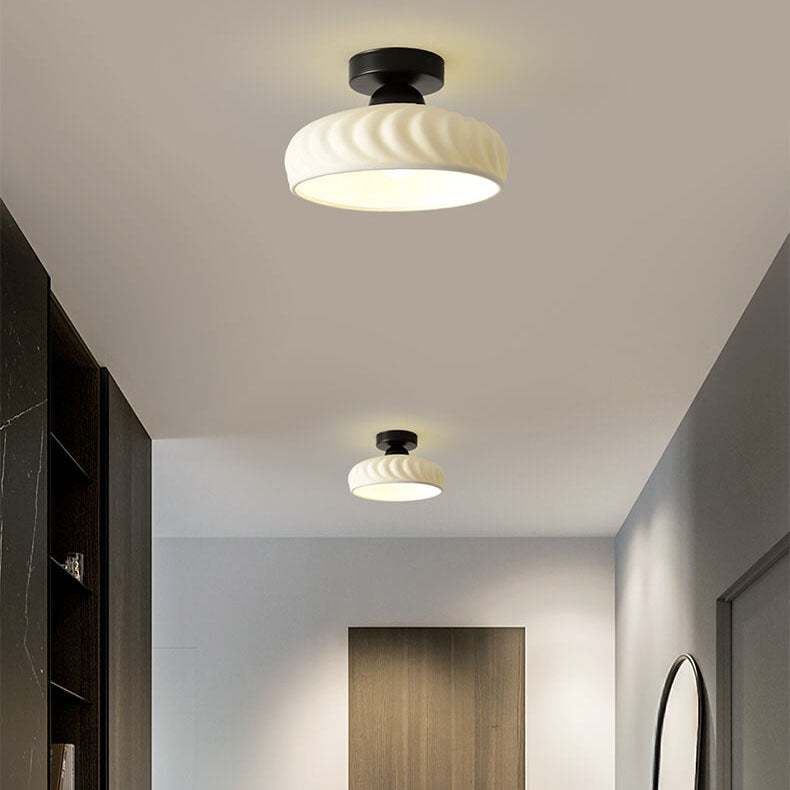 Moderne minimalistische halbhohe Deckenleuchte mit 1 Flamme aus strukturiertem Eisen und Keramik in Kegel- und Rundform für das Wohnzimmer 