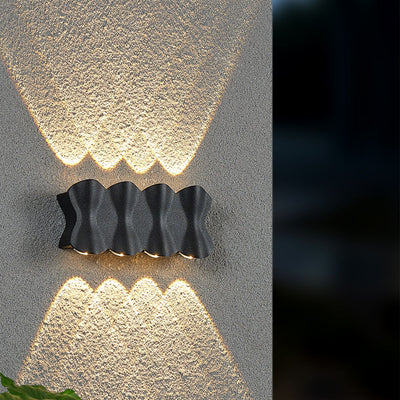 مصباح حائط LED مقاوم للماء في الهواء الطلق مصنوع من الألمنيوم والأكريليك بتصميم عمود عصري 