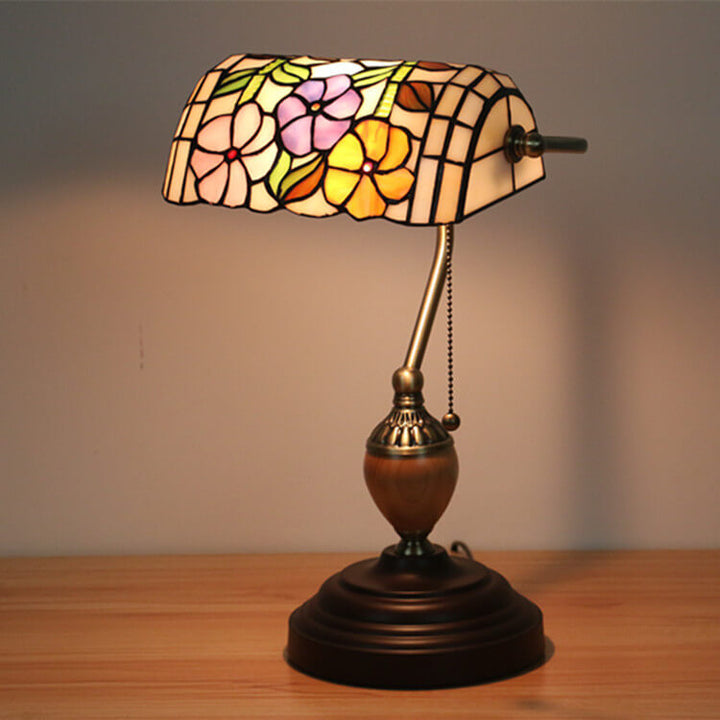 Europäische Tiffany-Blumen-Glas 1-Licht Banker Tischlampe 