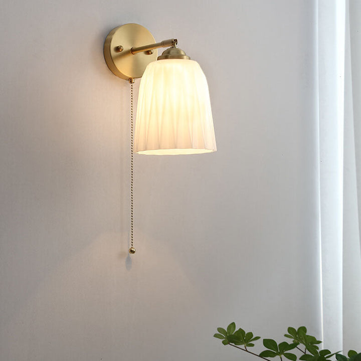 Zeitgenössische nordische Wandlampe mit Zugschalter, 1-flammig, aus weiß gestreiftem Glas und Messing, für das Schlafzimmer 