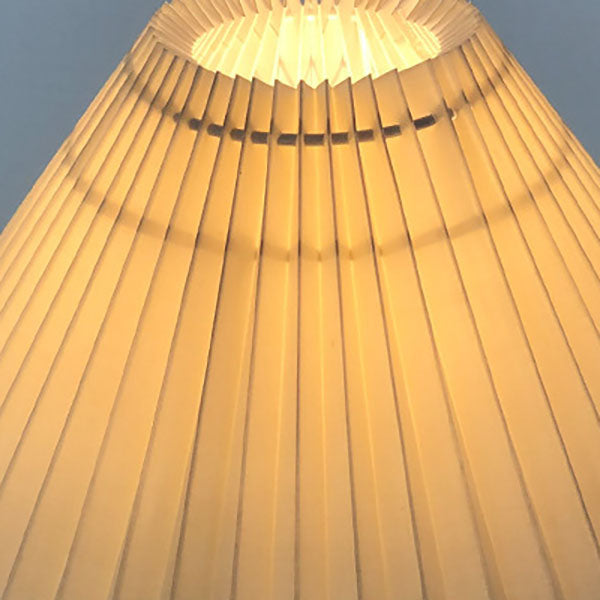 Moderne, minimalistische, plissierte, 1-flammige Tischlampe aus einfarbigem Acrylgewebe 
