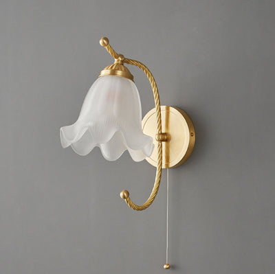 Applique murale Nordic Full Brass Glass Flower à 1 lumière 