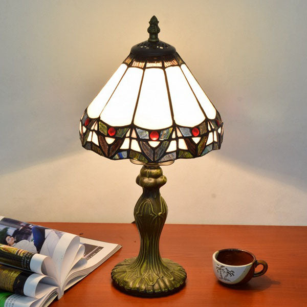 Tiffany-Tischlampe im traditionellen europäischen Stil mit konischem Schirm aus Buntglas in Edelsteinoptik und 1-flammigem Gestell aus Legierung für das Schlafzimmer 