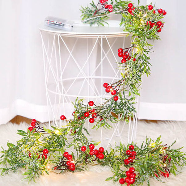 Guirlande lumineuse décorative à piles avec LED, fil de cuivre, aiguilles de pin, fruits rouges de Noël 
