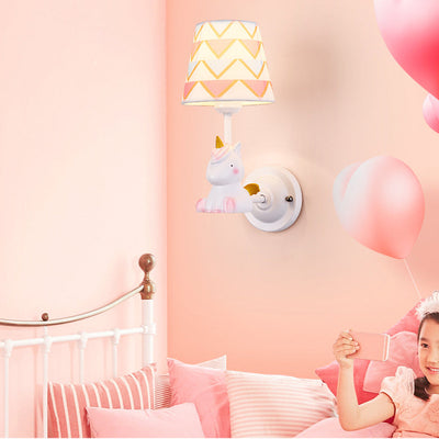 Zeitgenössische kreative Cartoon Harz Einhorn Stoff Schatten 1-Licht Kinder Wandleuchte Lampe für Schlafzimmer 