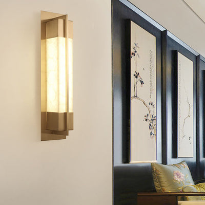 Moderne chinesische rechteckige LED-Wandleuchte aus Faux-Lucite-Messing