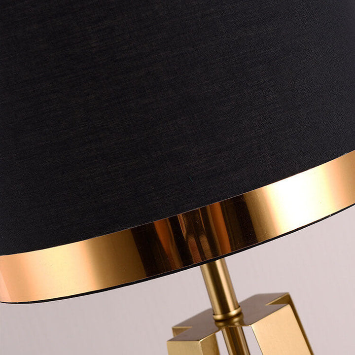Moderne Luxus-Tischlampe mit schwarzem Stoff, goldener geometrischer Basis und 1 Leuchte
