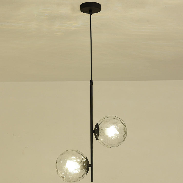 Moderner minimalistischer 2-flammiger Kronleuchter mit rundem Glaskugel- und Astdesign aus Eisen für das Wohnzimmer 