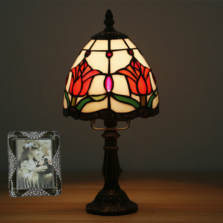 Lámpara de mesa Tiffany tradicional redonda de aleación y vidrio con pantalla cónica tipo domo de 1 luz para dormitorio 