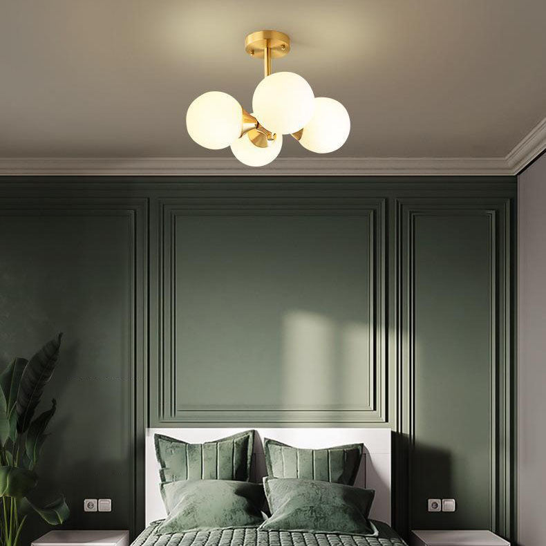 Lustre à 4 lumières avec cadre doré moderne de style mi-siècle et globe en verre pour salon 
