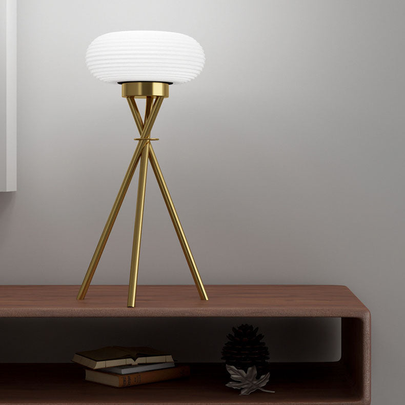 Moderne minimalistische runde Stativ-Eisen-Acryl-LED-Tischlampe für das Schlafzimmer 