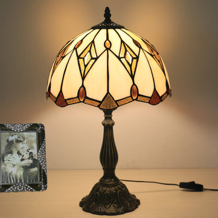 Traditionelle 1-flammige Tiffany-Tischlampe im Barockstil mit kuppelförmigem Schirm aus Buntglas und Gestell aus Zinklegierung für das Schlafzimmer 