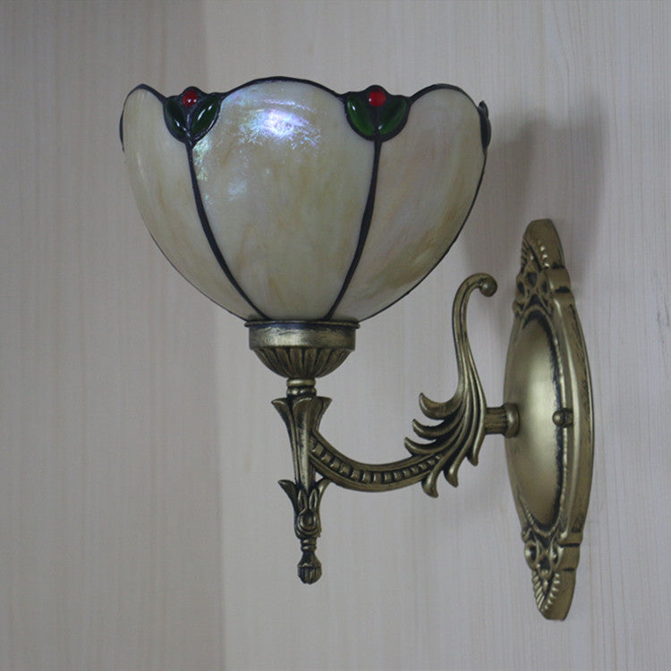 Traditionelle 1-flammige Tiffany-Wandleuchte mit schalenförmigem Schirm aus milchgelbem Glas mit Edelsteinoptik für das Wohnzimmer 