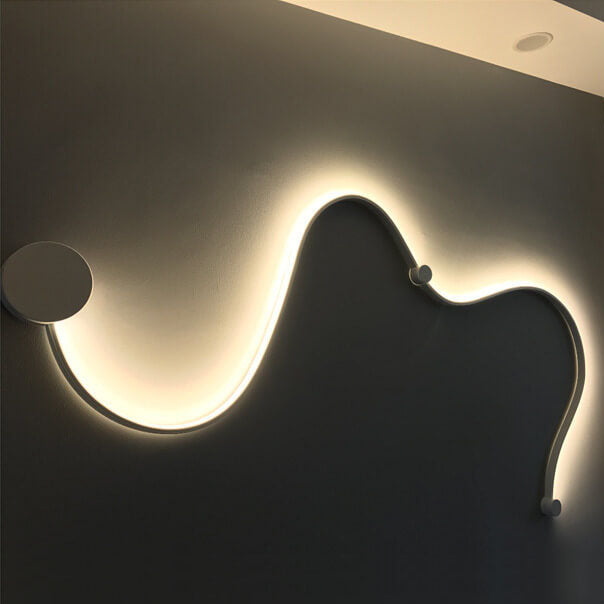 Moderne lange Aluminium-Schlangenform 1-Licht gebogene LED-Wandleuchte 