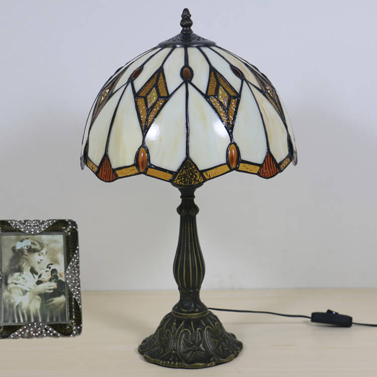 Traditionelle 1-flammige Tiffany-Tischlampe im Barockstil mit kuppelförmigem Schirm aus Buntglas und Gestell aus Zinklegierung für das Schlafzimmer 