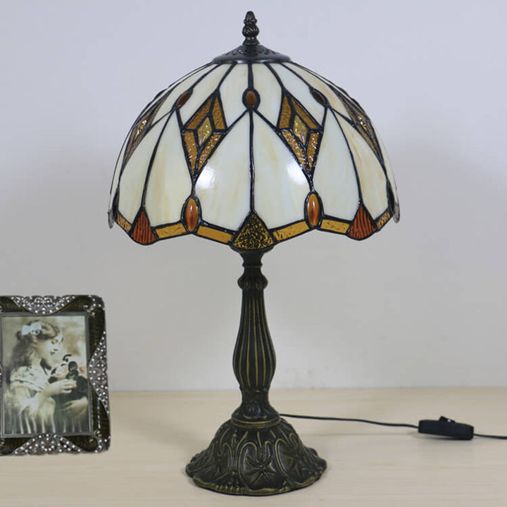 Traditionelle 1-flammige Tiffany-Tischlampe im Barockstil mit kuppelförmigem Schirm aus Buntglas und Gestell aus Zinklegierung für das Schlafzimmer 