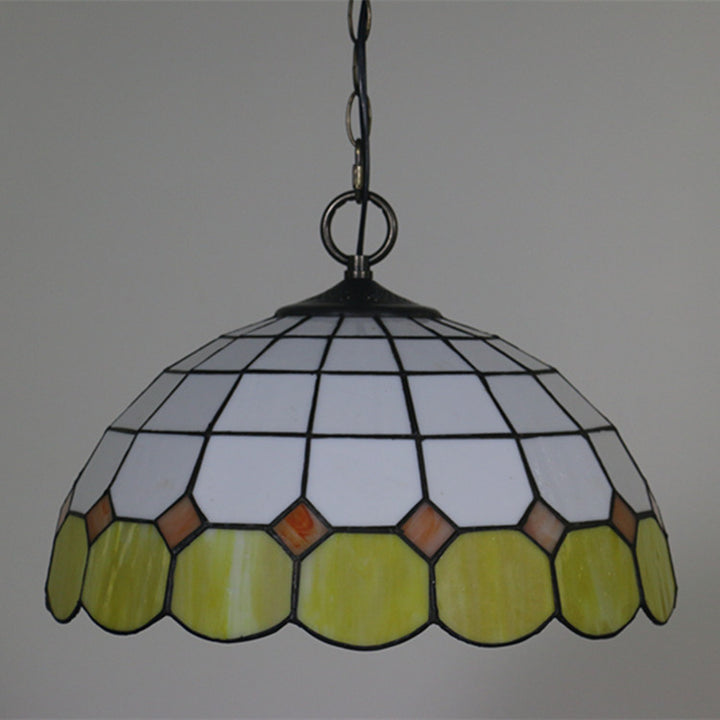 Traditionelle 3-flammige Tiffany-Pendelleuchte mit Eisenkuppel und Buntglas in Edelsteinoptik für das Wohnzimmer 
