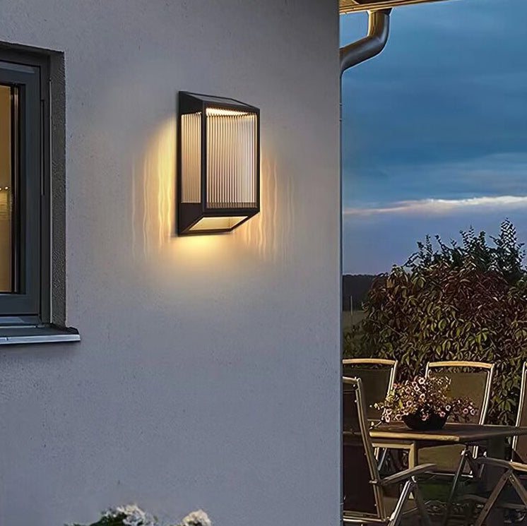 Moderna lámpara de pared solar impermeable trapezoidal de acero inoxidable y acrílico con LED para exteriores 