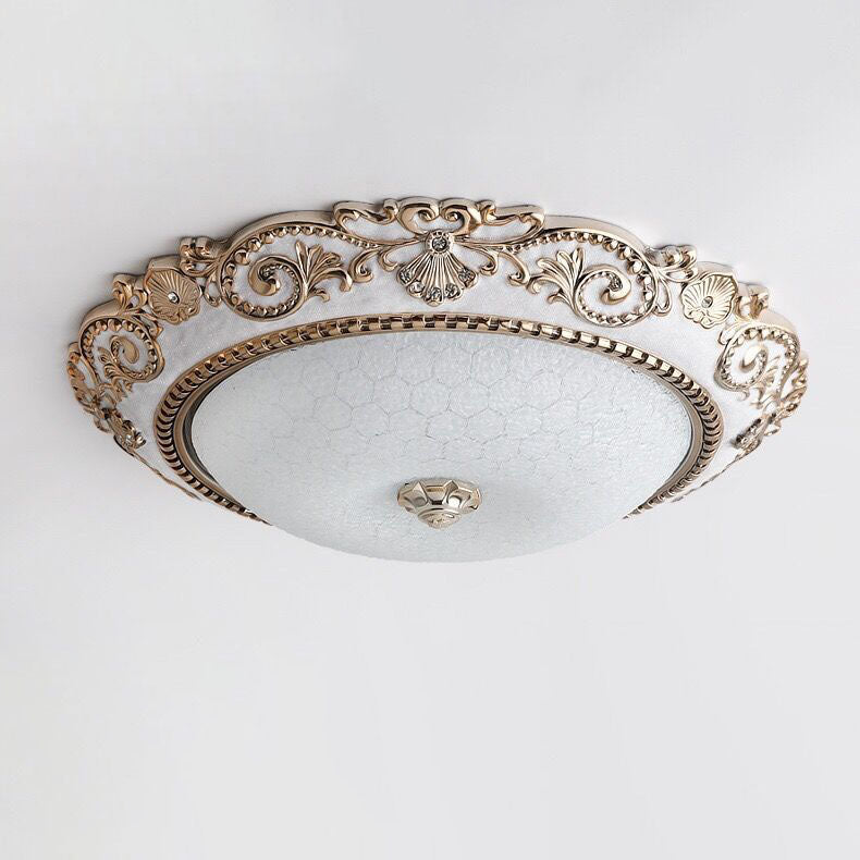 Plafón de techo LED redondo de vidrio, resina y herrajes con encaje tallado de estilo europeo tradicional para sala de estar y dormitorio 