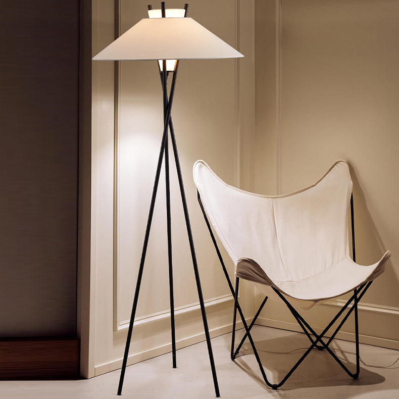 Zeitgenössische, schlichte Stehlampe mit halbkonischem Stoffschirm und Eisenstativ, 1 Licht, fürs Arbeitszimmer