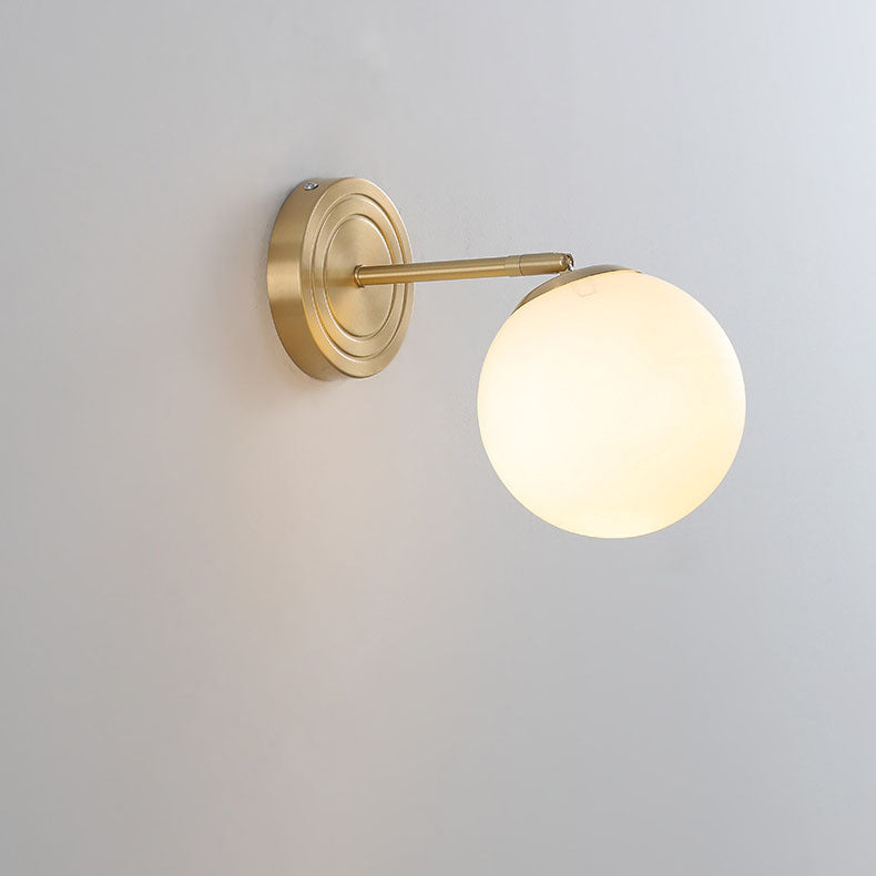 Aplique de pared de 1 luz con esfera de vidrio de lujo moderno y base de cobre para dormitorio 