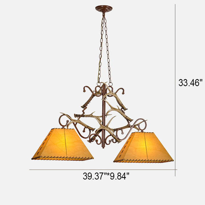 Traditioneller Vintage-2-flammiger Kronleuchter aus Kunstharz in Geweih-Optik mit Lampenschirmen in Lammfell-Optik für das Esszimmer 