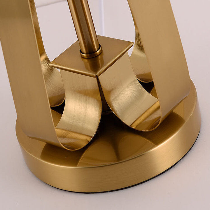 Moderne Luxus-Tischlampe mit schwarzem Stoff, goldener geometrischer Basis und 1 Leuchte