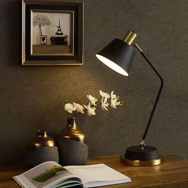 Moderne, minimalistische, einfarbige, 1-flammige Tischlampe aus Eisen