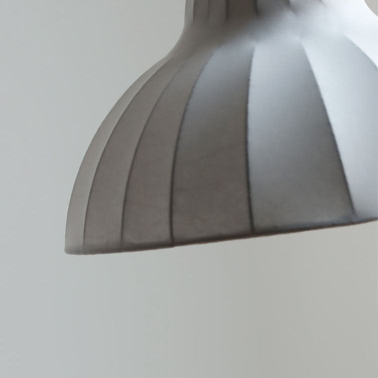 Traditionelle minimalistische japanische Pendelleuchte mit 1 Flamme aus Seide, Eisen und Kupfer in Kuppelform 