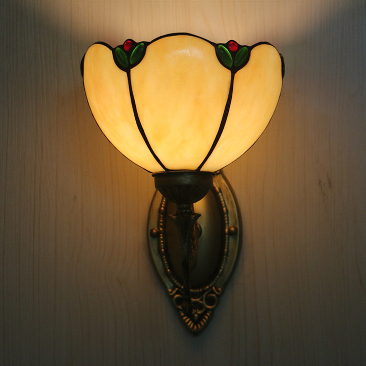 Traditionelle 1-flammige Tiffany-Wandleuchte mit schalenförmigem Schirm aus milchgelbem Glas mit Edelsteinoptik für das Wohnzimmer 