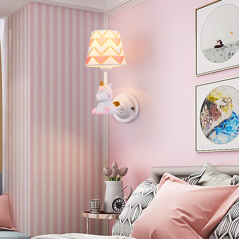 Zeitgenössische kreative Cartoon Harz Einhorn Stoff Schatten 1-Licht Kinder Wandleuchte Lampe für Schlafzimmer 