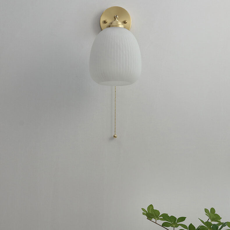 Zeitgenössische nordische Wandlampe mit Zugschalter, 1-flammig, aus weiß gestreiftem Glas und Messing, für das Schlafzimmer 