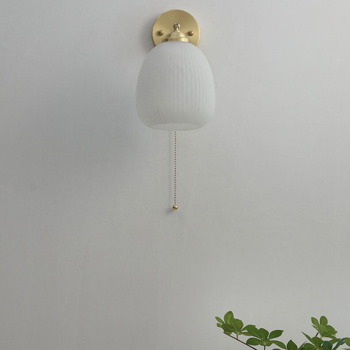 Zeitgenössische nordische Wandlampe mit Zugschalter, 1-flammig, aus weiß gestreiftem Glas und Messing, für das Schlafzimmer 