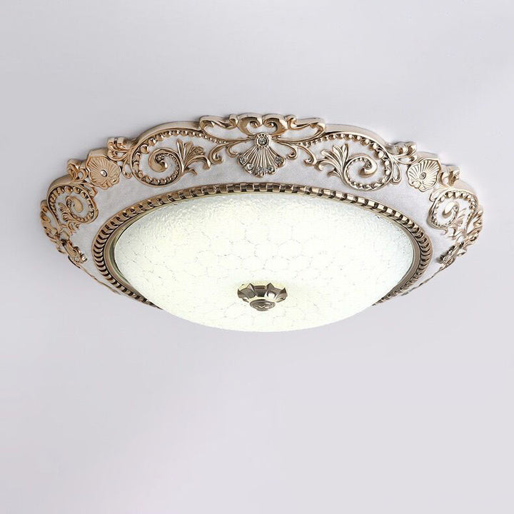 Plafón de techo LED redondo de vidrio, resina y herrajes con encaje tallado de estilo europeo tradicional para sala de estar y dormitorio 