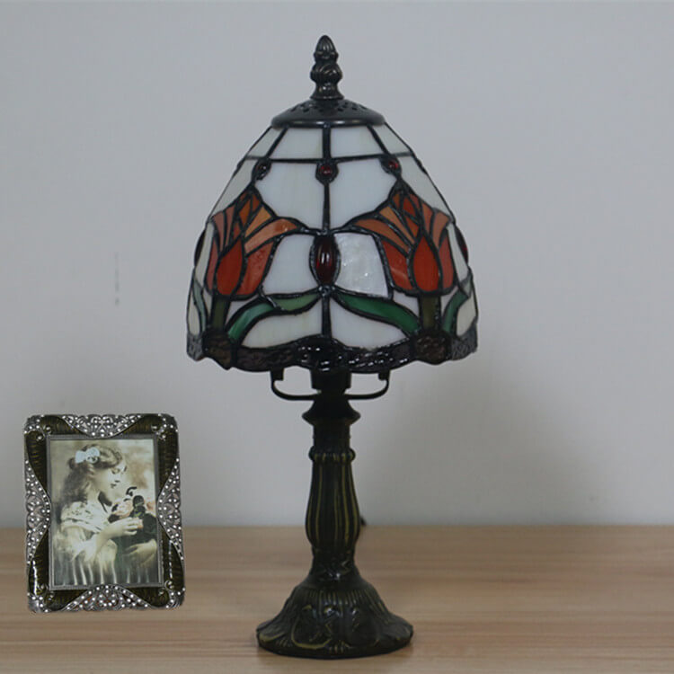 Lámpara de mesa Tiffany tradicional redonda de aleación y vidrio con pantalla cónica tipo domo de 1 luz para dormitorio 