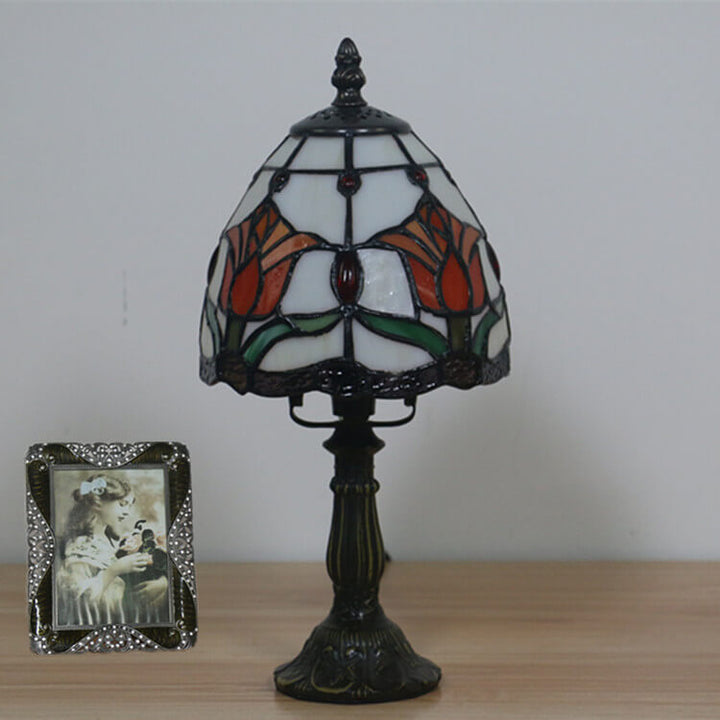 Lámpara de mesa Tiffany tradicional redonda de aleación y vidrio con pantalla cónica tipo domo de 1 luz para dormitorio 