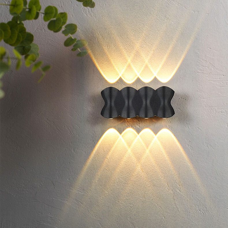 مصباح حائط LED مقاوم للماء في الهواء الطلق مصنوع من الألمنيوم والأكريليك بتصميم عمود عصري 